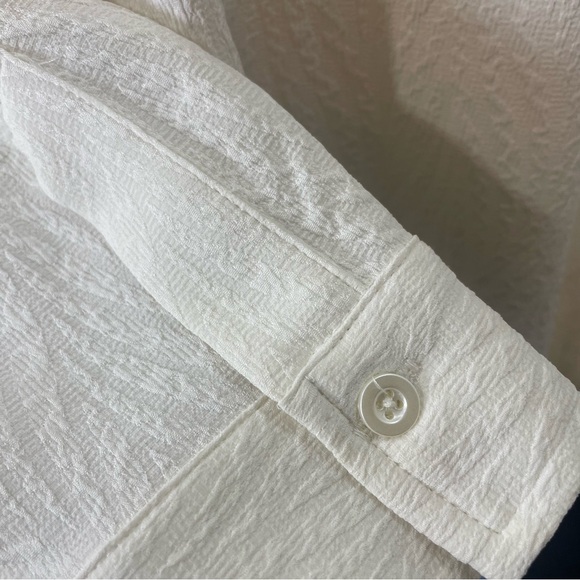 Chico’s ecru NWT button up textured long sleeve blouse. Size 0. (Small) - Picture 3 of 9